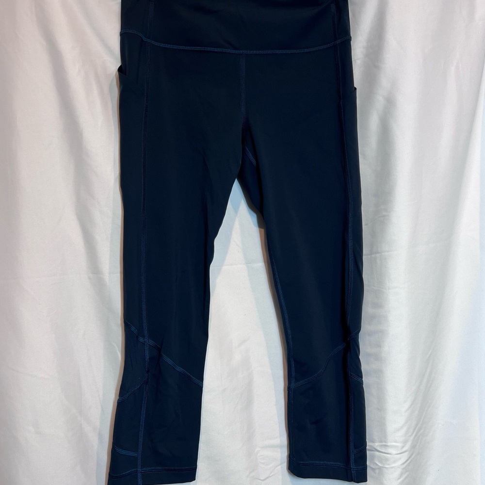 Women’s Lululemon leggings in navy blue cropped fit size 6